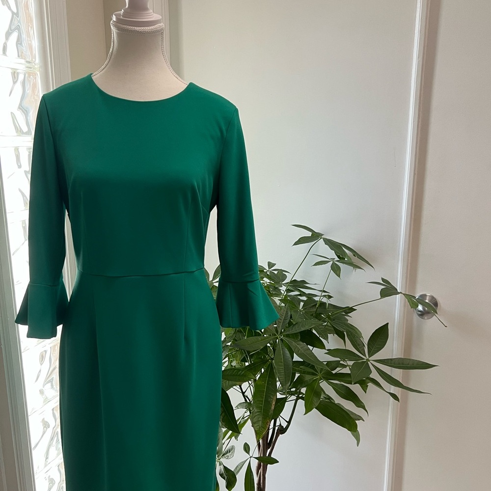 Donna Morgan Green Dress – Fitted Silhouette with Ruffled Cuffs